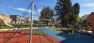 Novi područni objekt Dječjeg vrtića Bjelovar u Frankopanskoj ulici od rujna je u funkciji. Uz postojeće Frankopanske jaslice, na ovoj je lokaciji otvoren i novi vrtićki objekt s dvije skupine i ukupno 34 nova mjesta za djecu. Projekt vrijedan 1,4 milijuna eura sufinanciran je sredstvima Nacionalnog plana oporavka i otpornosti i proračuna Grada Bjelovara.Kada se govori o europskim ulaganjima, često se spominju milijuni eura, programi, fondovi i veliki infrastrukturni projekti. No, njihov se učinak najbolje vidi kada se velike brojke prevedu u nešto konkretno i blisko svakodnevnom životu.

U Bjelovaru jedan takav primjer nalazi se u Frankopanskoj ulici.

Novi područni objekt Dječjeg vrtića Bjelovar od rujna prima djecu, čime je na ovoj lokaciji dodatno proširen kapacitet predškolskog odgoja. Uz postojeće Frankopanske jaslice, koje na toj lokaciji djeluju više od 40 godina, sada se nalazi i novi vrtićki objekt.

U njemu su smještene jedna jaslička i jedna vrtićka skupina, odnosno ukupno 34 djece.

Novi prostor za dvije skupine

Novi objekt osmišljen je kako bi djeci osigurao suvremene uvjete za boravak, igru i učenje. Uz unutarnje prostore uređeno je i vanjsko dječje igralište, čime je na jednoj lokaciji dodatno proširena ponuda sadržaja za najmlađe.

Za Grad Bjelovar riječ je o još jednom ulaganju u povećanje kapaciteta dječjih vrtića i stvaranje uvjeta za dostupniji predškolski odgoj.

Investicija je vrijedna 1,4 milijuna eura, a projekt je sufinanciran sredstvima Nacionalnog plana oporavka i otpornosti (NPOO) i proračuna Grada Bjelovara.

Upravo je ta kombinacija europskih i lokalnih sredstava važna za razumijevanje načina na koji se razvojni projekti provode na lokalnoj razini.

Od europskih sredstava do Frankopanske ulice

Nacionalni plan oporavka i otpornosti dio je šireg europskog odgovora na gospodarske i društvene izazove posljednjih godina. Kroz njega se financiraju različite reforme i investicije, među ostalim i ulaganja u obrazovanje i predškolsku infrastrukturu.

Kada se takva sredstva usmjere na lokalni projekt, rezultat više nije samo stavka u financijskom planu.

Postaje novi prostor, nova skupina, novo igralište i, u ovom slučaju, 34 nova mjesta za djecu.

To je i jedna od poruka serijala „EU u mom kvartu”, kroz koji Europe Direct Bjelovar predstavlja konkretne projekte iz lokalne zajednice i pokazuje kako se europske politike i ulaganja odražavaju na svakodnevni život građana.

Jer europske politike ne provode se samo na razini institucija. Njihovi se rezultati vide i u gradovima, naseljima i ulicama.

U školi, vrtiću, sportskoj dvorani, obnovljenoj zgradi ili novoj infrastrukturi.

U ovom slučaju – u Frankopanskoj ulici.

Više mjesta za djecu, više mogućnosti za obitelji

Proširenje kapaciteta dječjih vrtića jedno je od ulaganja koje izravno utječe na svakodnevicu obitelji. Dostupniji vrtićki kapaciteti znače više mogućnosti za uključivanje djece u sustav ranog i predškolskog odgoja, ali i važnu potporu roditeljima.

Novi objekt u Frankopanskoj pritom nije nastao na potpuno novoj lokaciji. On je nadogradnja postojećeg sadržaja koji u ovom dijelu grada postoji već desetljećima.

Frankopanske jaslice na toj lokaciji djeluju više od 40 godina, a novi objekt sada toj priči dodaje još dvije skupine i suvremeni prostor za djecu.

Time se jedan postojeći gradski prostor prilagođava današnjim potrebama i povećava njegov kapacitet.

EU u mom kvartu

Priča iz Frankopanske zato je mali, ali vrlo konkretan primjer onoga što znači ulaganje u lokalnu zajednicu.

Iza projekta stoje milijuni eura, projektna dokumentacija, javna ulaganja i europski programi. No krajnji rezultat može se vrlo jednostavno prebrojiti: 34 nova mjesta za djecu.

Upravo takve priče želimo približiti kroz serijal „EU u mom kvartu” – ne kroz velike europske pojmove, nego kroz projekte koji su nam blizu i čiji se rezultati mogu vidjeti u vlastitom gradu.

Jer kada se europska sredstva pretvore u konkretan projekt, ona više nisu samo broj u dokumentu.

Imaju svoju ulicu, svoj kvart i svoju adresu.

U ovom slučaju – Frankopanska ulica u Bjelovaru.